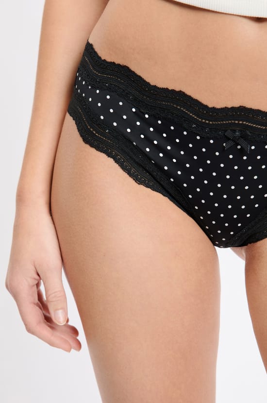 Tanga con bordes de encaje de microfibra;${refinementColor}