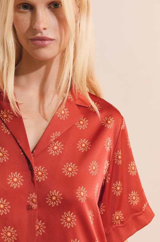 Chemise de pyjama &agrave; motifs fleurs satin&eacute;;${refinementColor}
