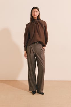 Blouse satin&eacute;e &agrave; col montant;${refinementColor}