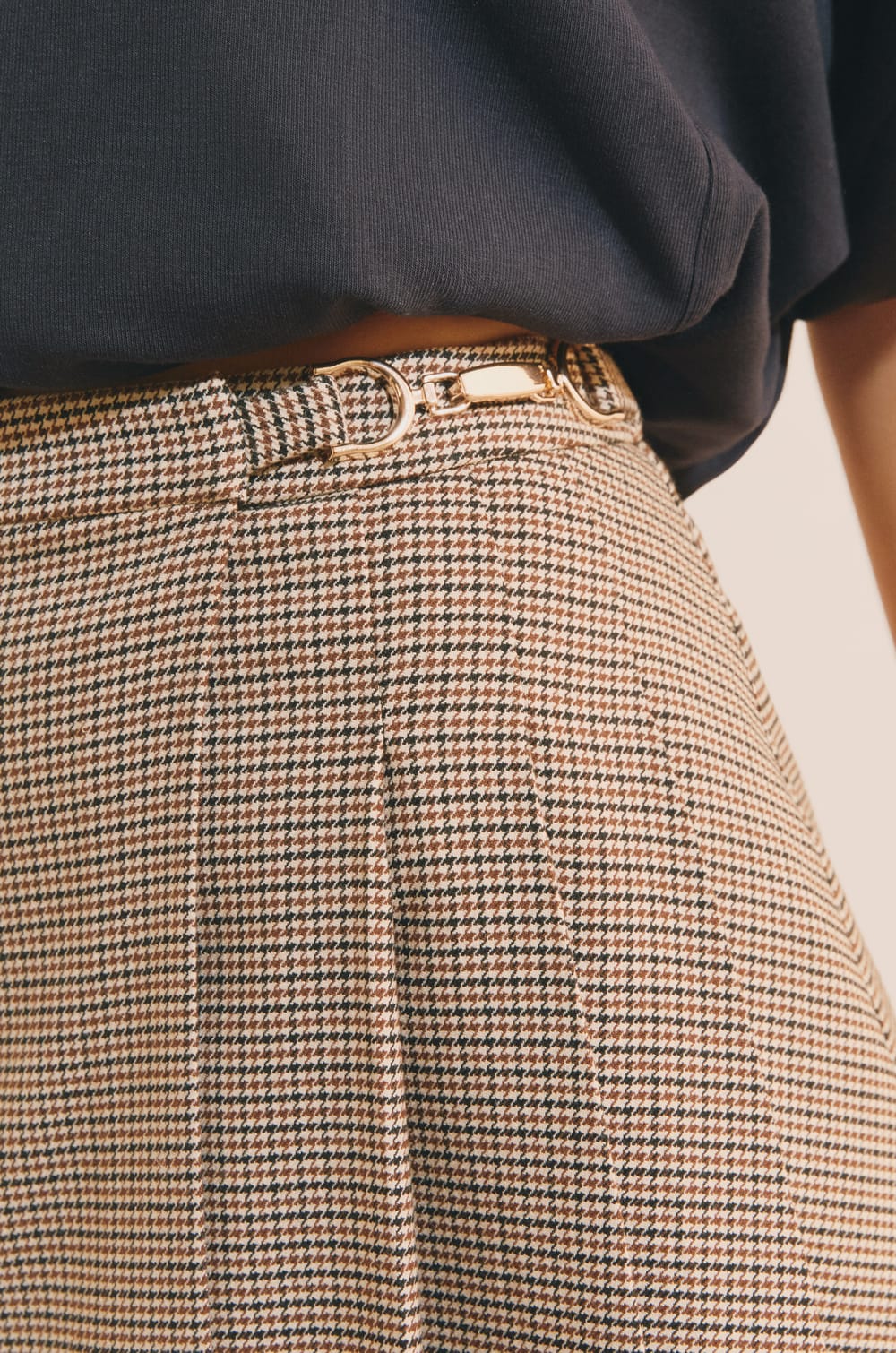 Jupe courte &agrave; boucle dor&eacute;e;${refinementColor}