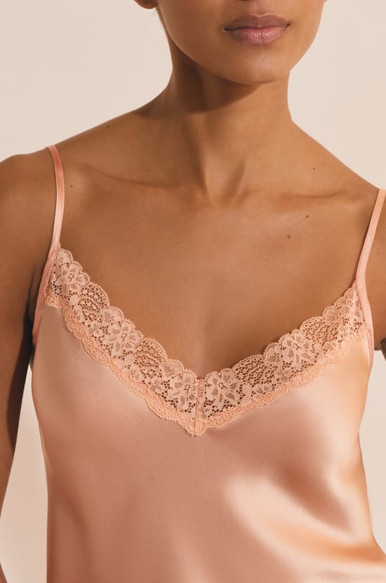 Caraco en soie d&eacute;tails dentelle;${refinementColor}