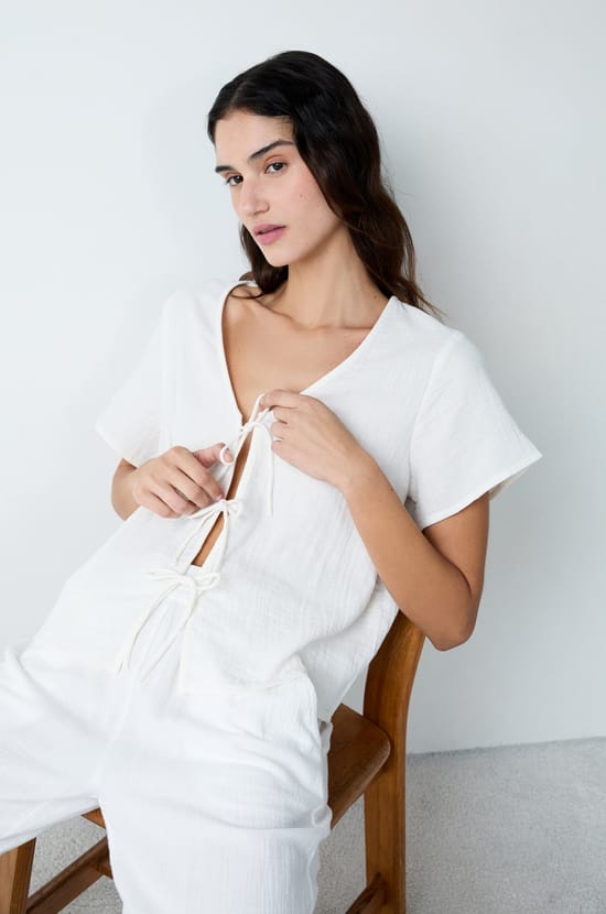 Short-sleeved cotton shirt with knots;${refinementColor}