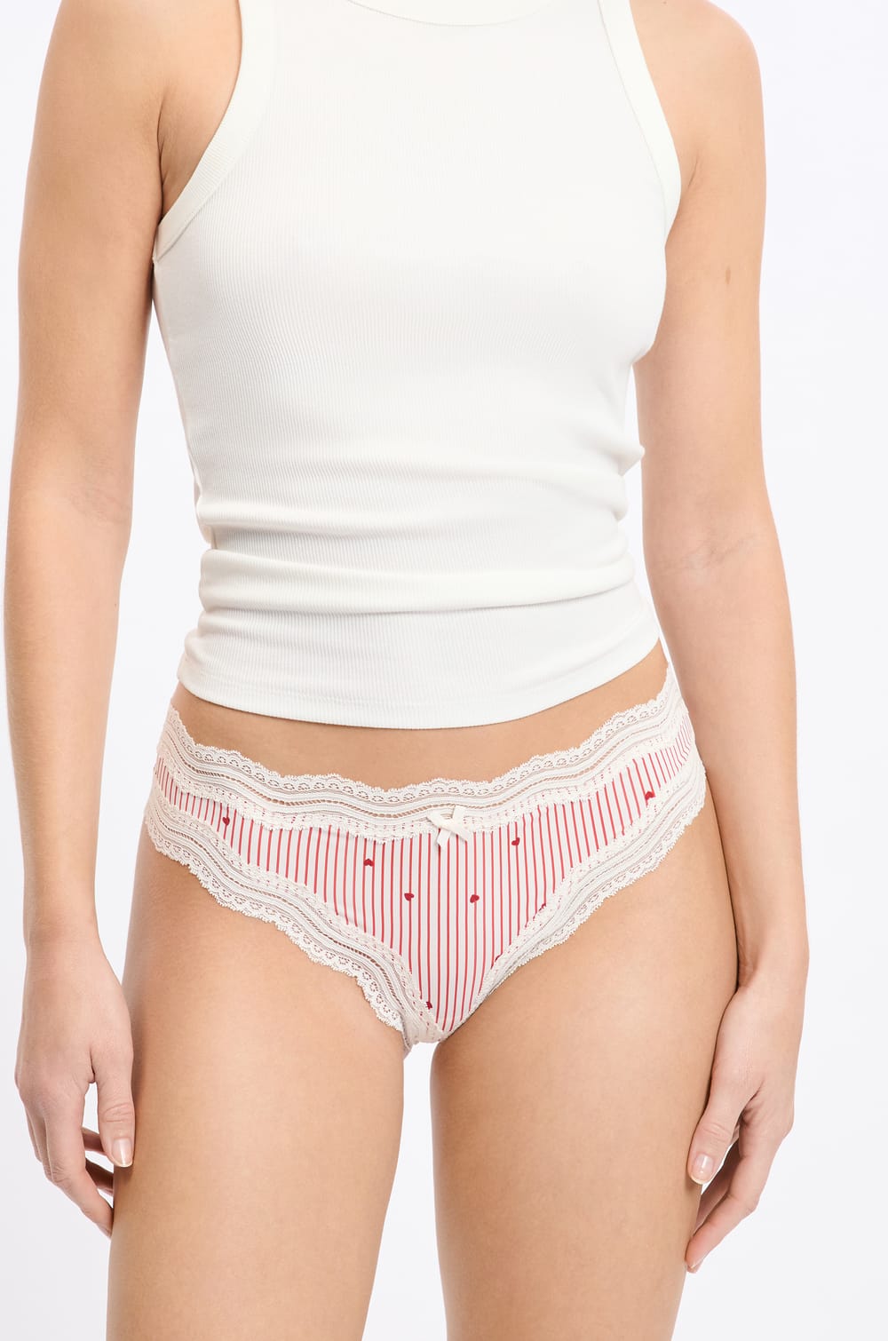 Tanga mit Spitze aus Mikrofaser;${refinementColor}