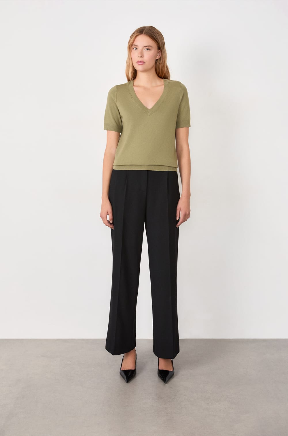 Pull col V manches courtes;${refinementColor}