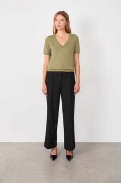 Pull col V manches courtes;${refinementColor}