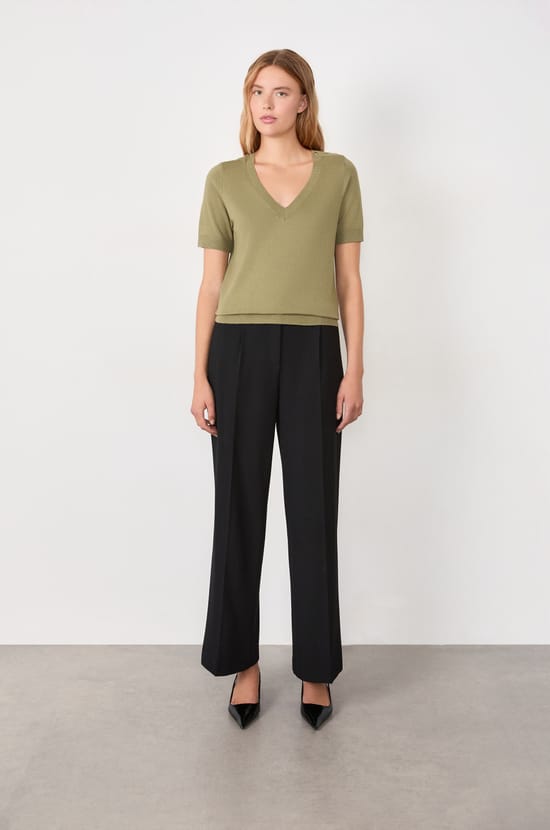 Short-sleeved V-neck sweater;${refinementColor}