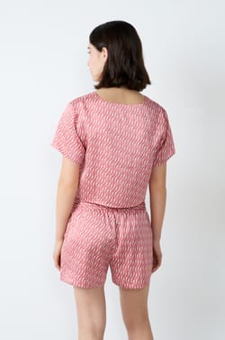 Top satinado estampado con lazos;${refinementColor}