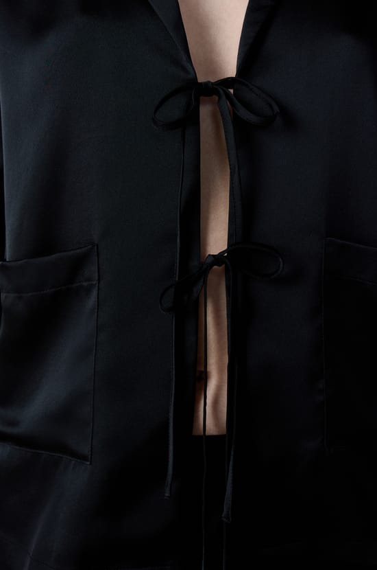 Chemise de pyjama satinée à noeud;${refinementColor}