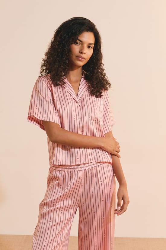 Chemise de pyjama &agrave; rayures satin&eacute;e;${refinementColor}