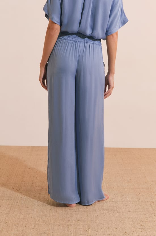 Pantalon satin&eacute; coupe large;${refinementColor}