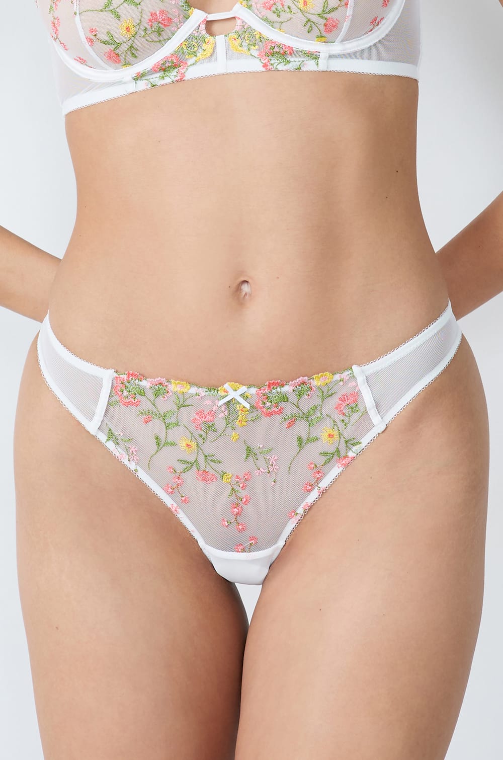 Vyšívané tylové tanga;${refinementColor}