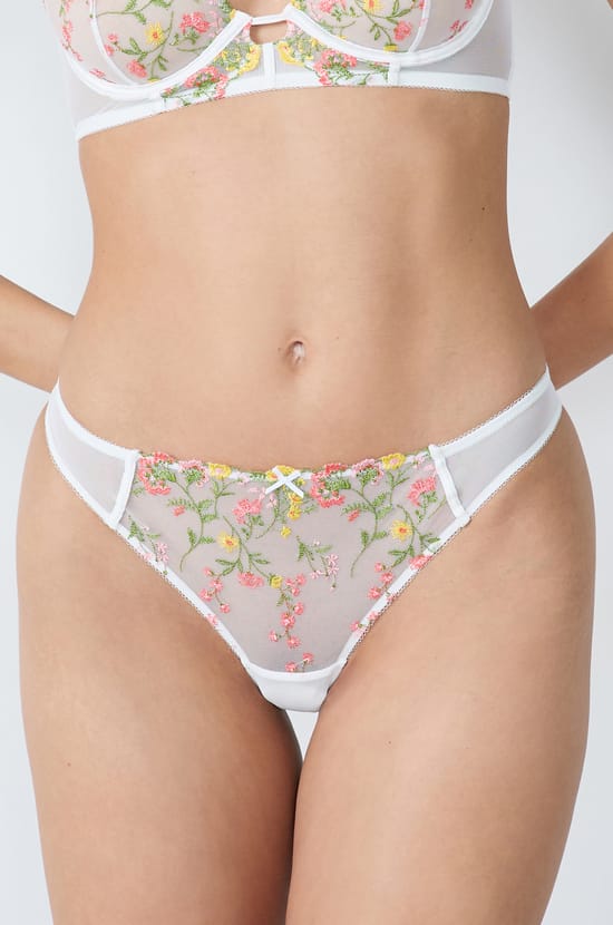 String en tulle brodé;${refinementColor}