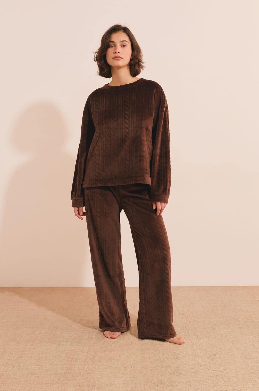 Pull col rond avec motifs tress&eacute;s;${refinementColor}
