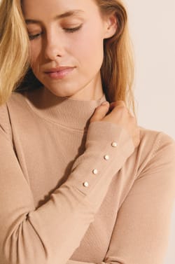 Pull en maille fine &agrave; manches mi-longues;${refinementColor}