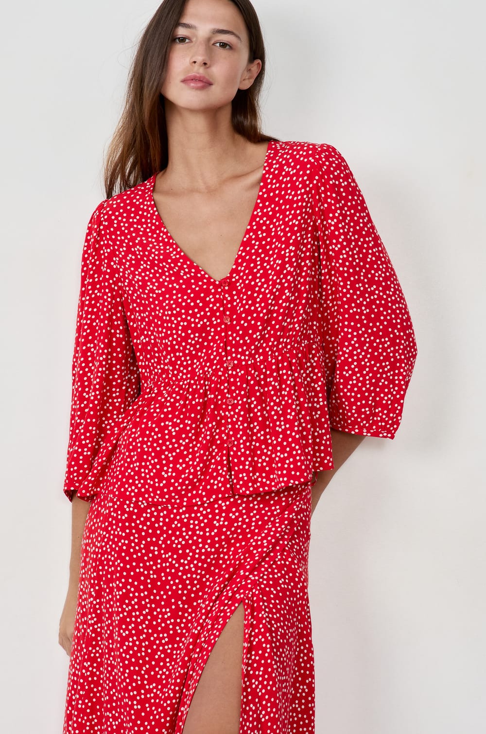 Blusa de lunares;${refinementColor}