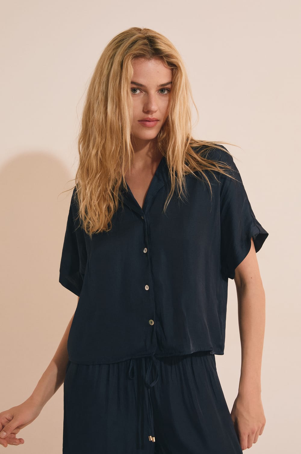 Chemise de pyjama manches courtes satin&eacute;e;${refinementColor}