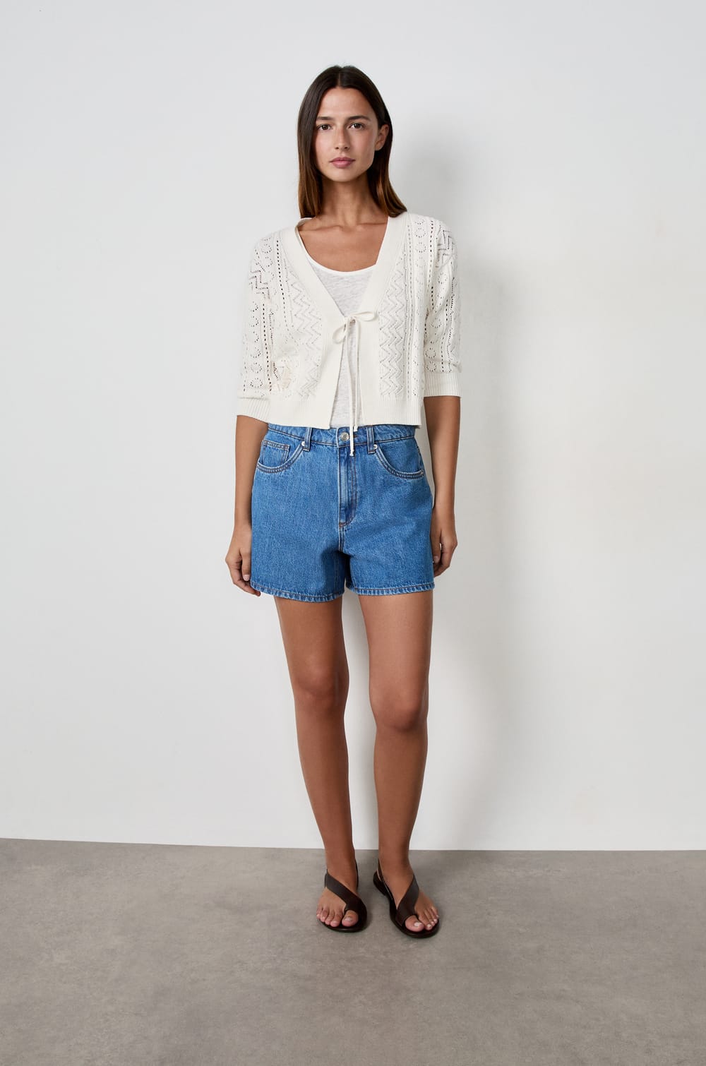 Gilet nou&eacute; sur le devant en tricot;${refinementColor}