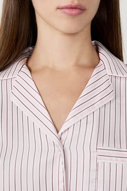 Gestreifte Pyjama-Bluse aus Satin;${refinementColor}