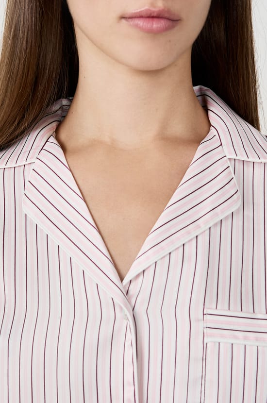 Chemise de pyjama en satin &agrave; rayures;${refinementColor}