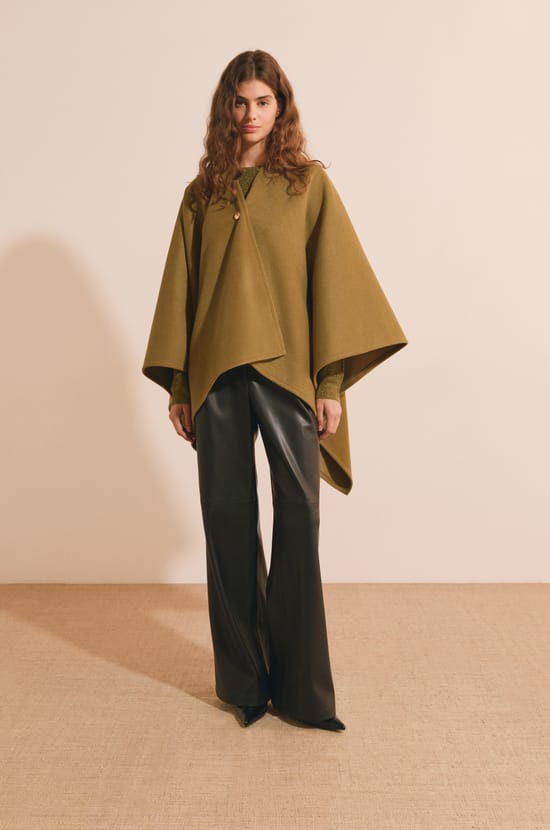 Chaqueta cape fluida;${refinementColor}