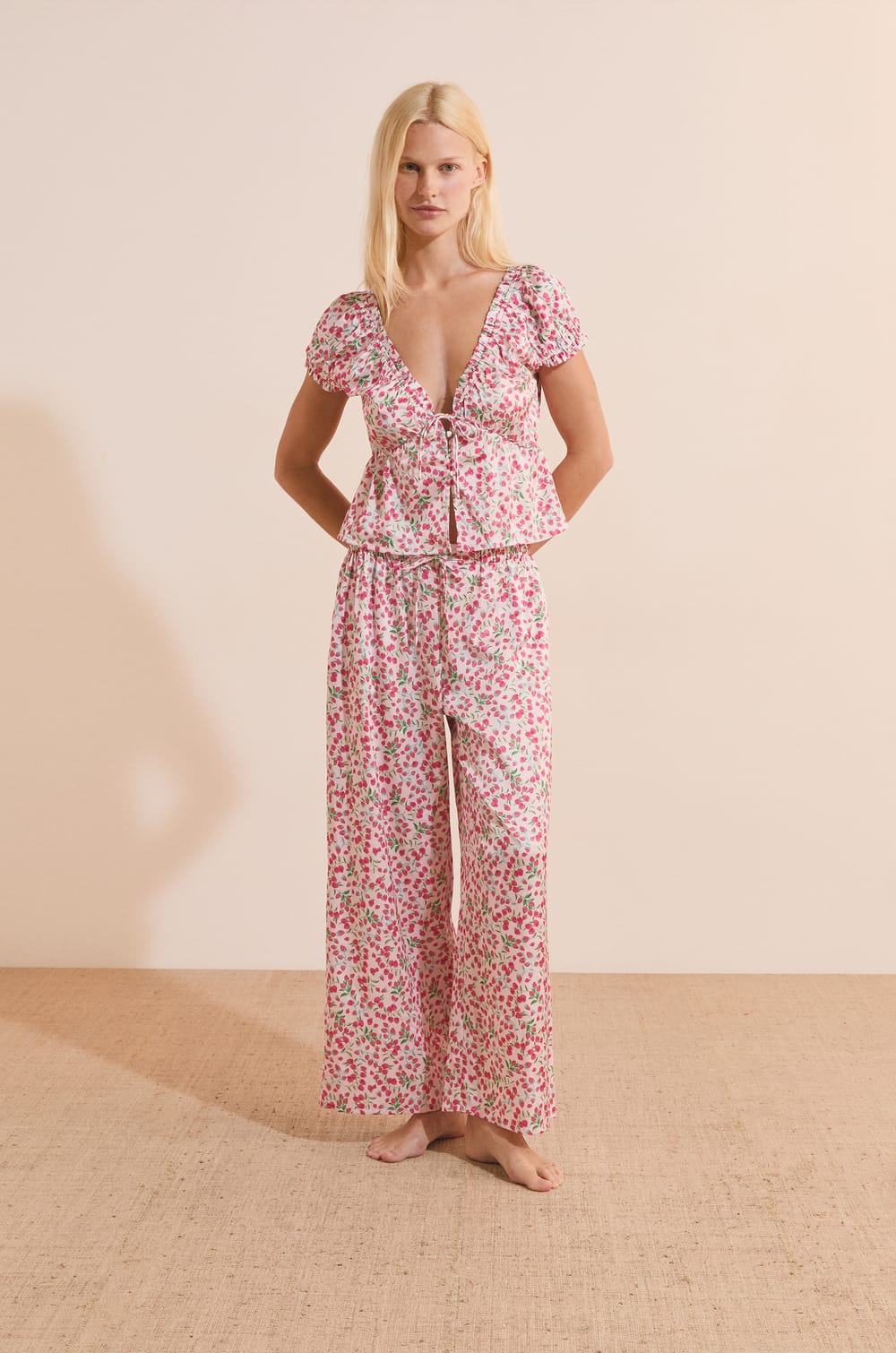Pantalon de pyjama &agrave; motifs fleuris satin&eacute;;${refinementColor}
