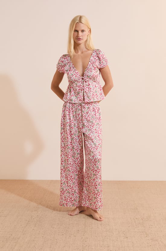 Pantalon de pyjama &agrave; motifs fleuris satin&eacute;;${refinementColor}