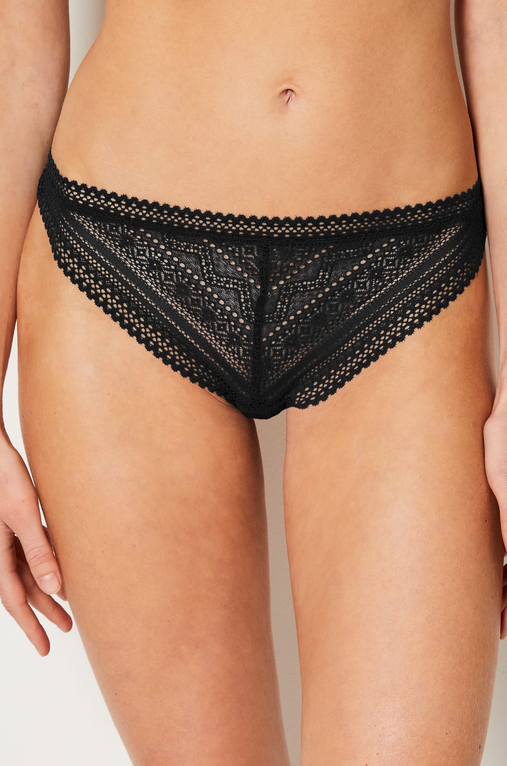 Tanga en dentelle;${refinementColor}