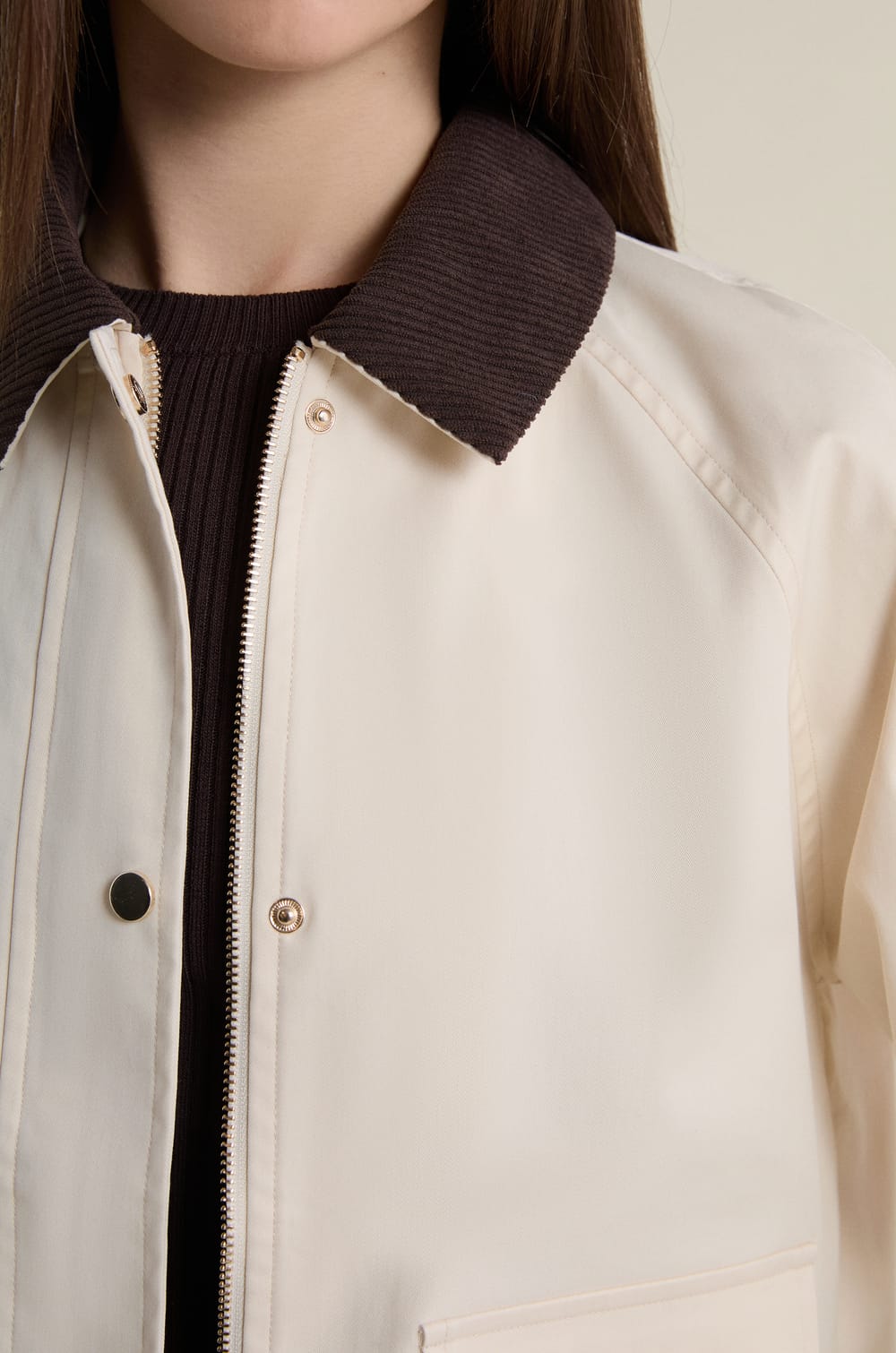 Chaqueta corta con cuello de terciopelo;${refinementColor}