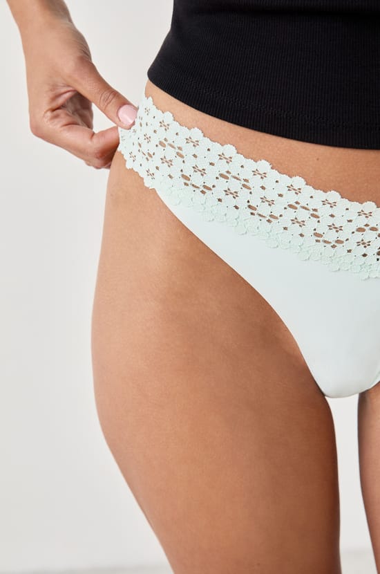 V-Shape Tanga aus Mikrofaser und Spitze;${refinementColor}
