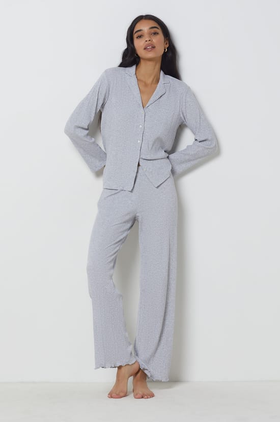 Pyjama Femme En Maille Côtelée Avec Imprimé Cerises - Haut Bretelles Et Pantalon évasé - Ensemble Doux Et Féminin Pour La Nuit