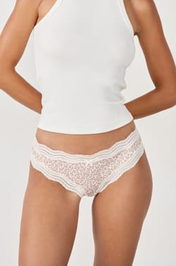 Tanga de microfibra con bordes de encaje;${refinementColor}