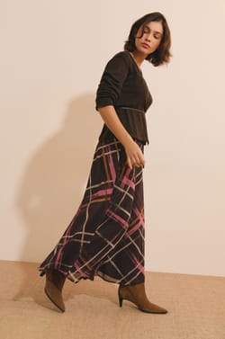 Jupe longue fluide &agrave; motif quadrill&eacute;;${refinementColor}
