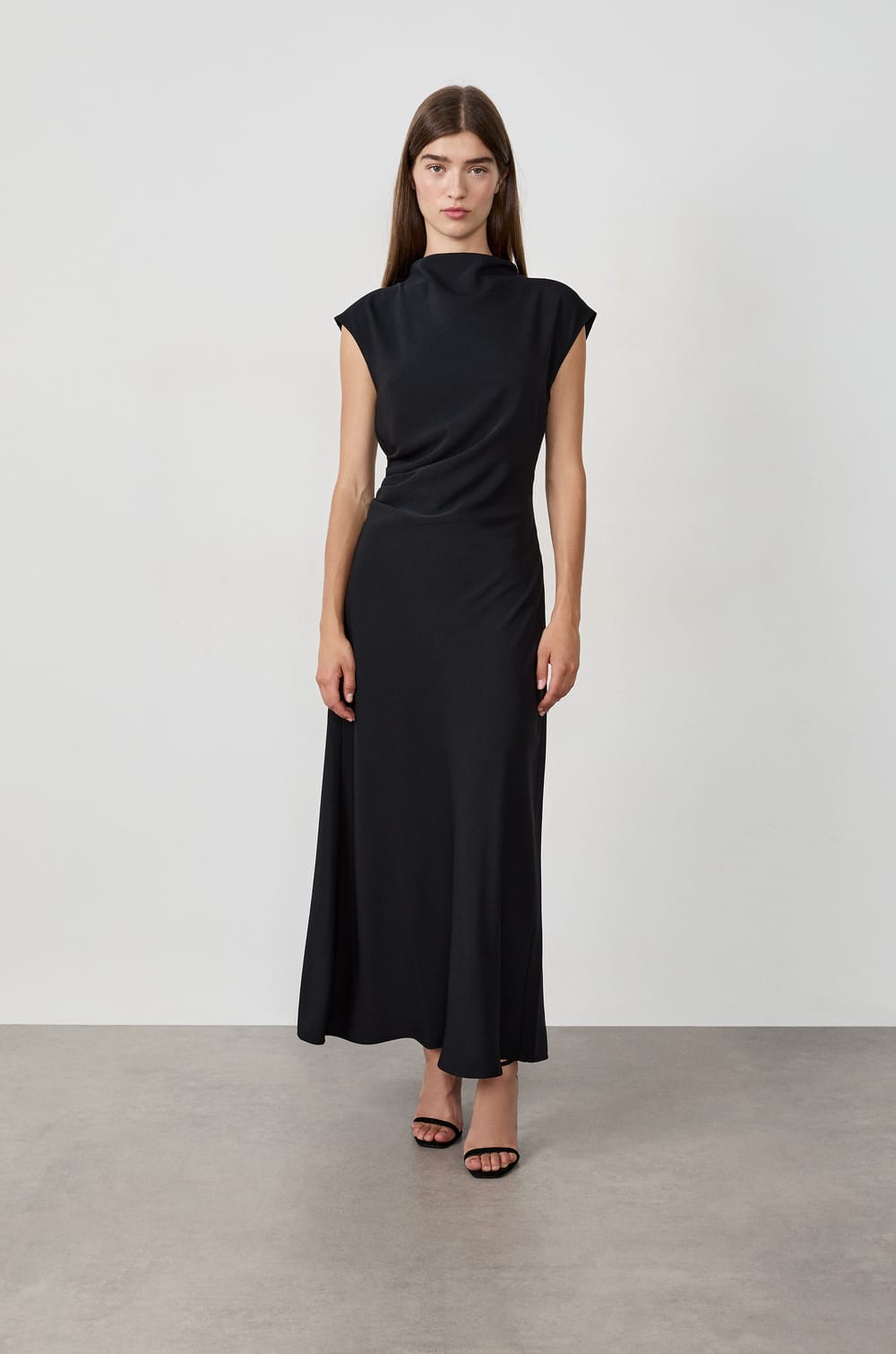 Long backless dress;${refinementColor}