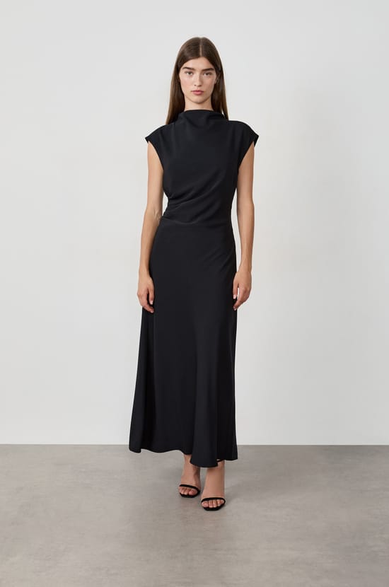 Long backless dress;${refinementColor}