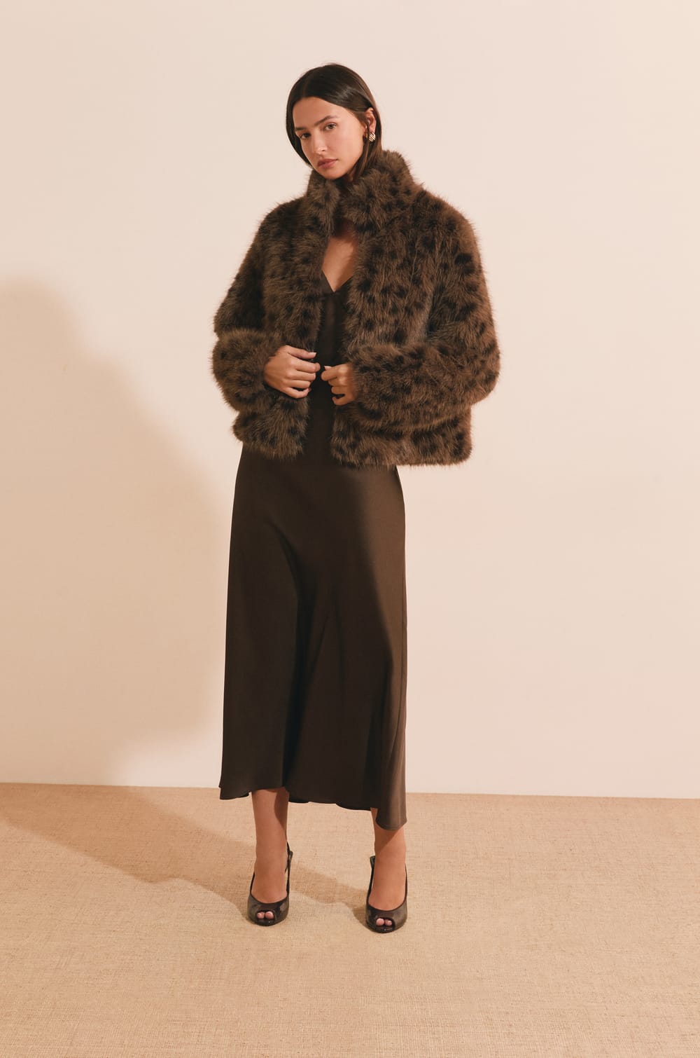 Manteau court en fausse fourrure l&eacute;opard;${refinementColor}