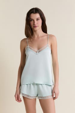 Caraco satin&eacute; avec d&eacute;tails brod&eacute;s;${refinementColor}