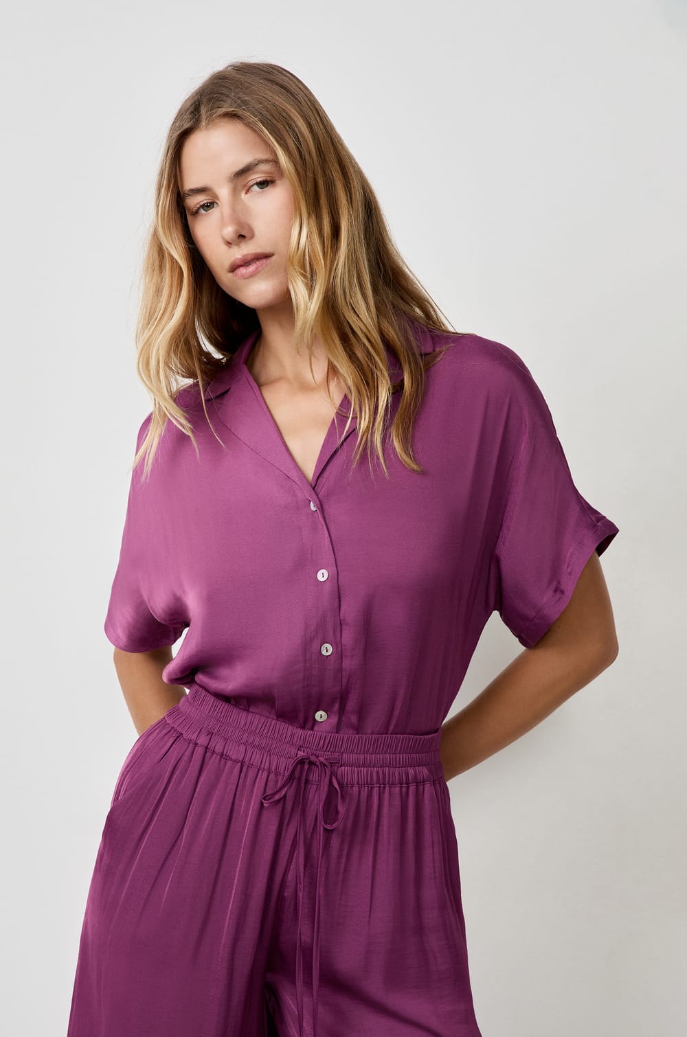 Camisa de sat&eacute;n de manga corta;${refinementColor}