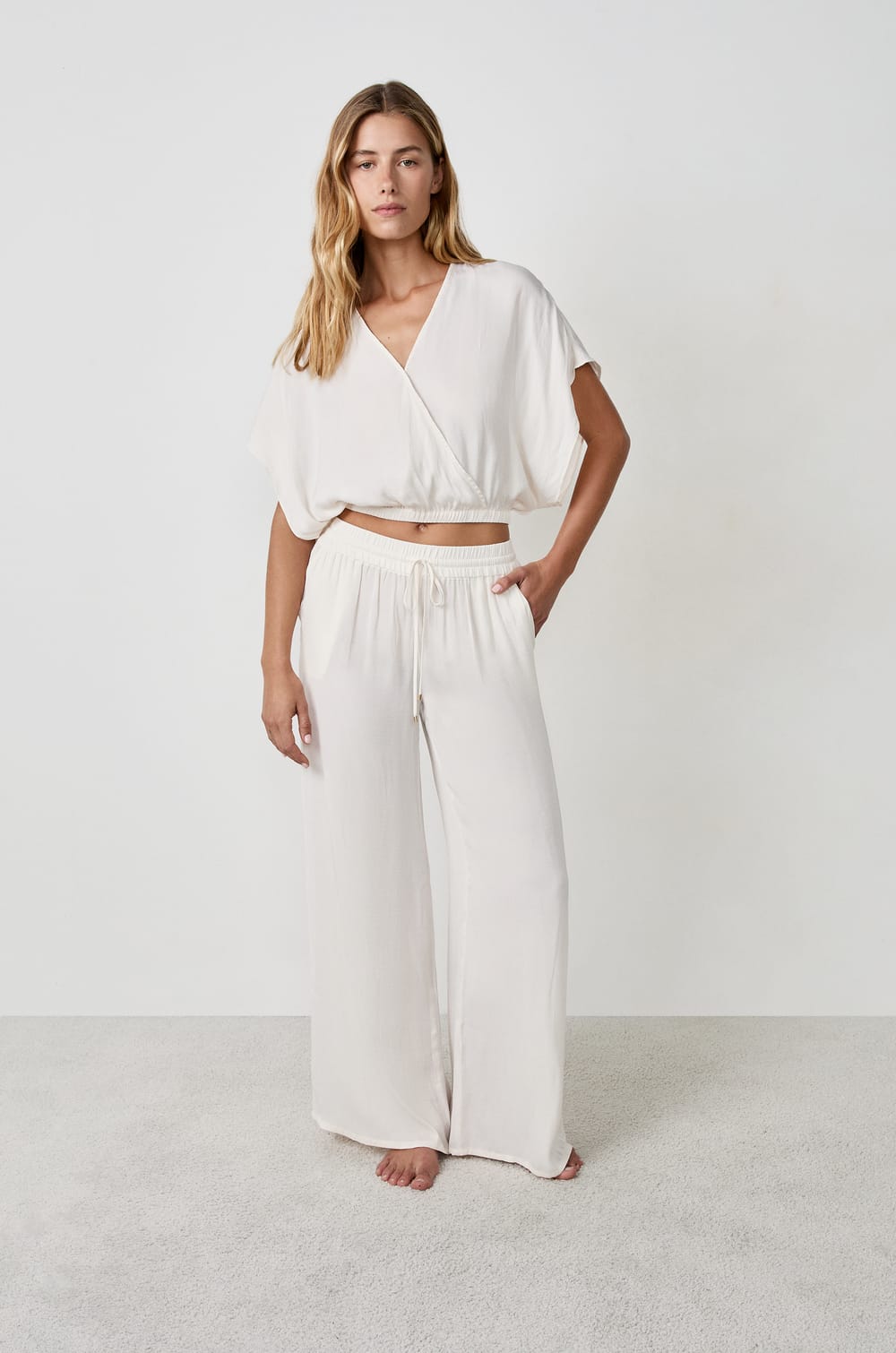 Pantalon satin&eacute; coupe large;${refinementColor}