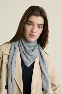 Foulard triangle en maille;${refinementColor}