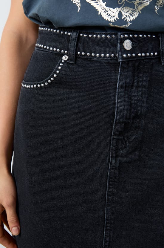 Jupe longue en jean cloutée;${refinementColor}
