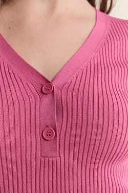 Pull col V manches courtes c&ocirc;tel&eacute;;${refinementColor}