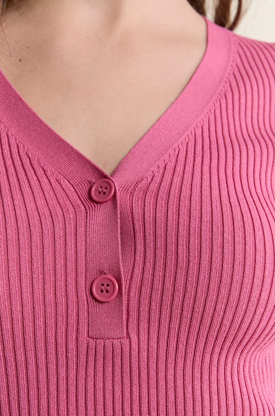 Pull col V manches courtes c&ocirc;tel&eacute;;${refinementColor}