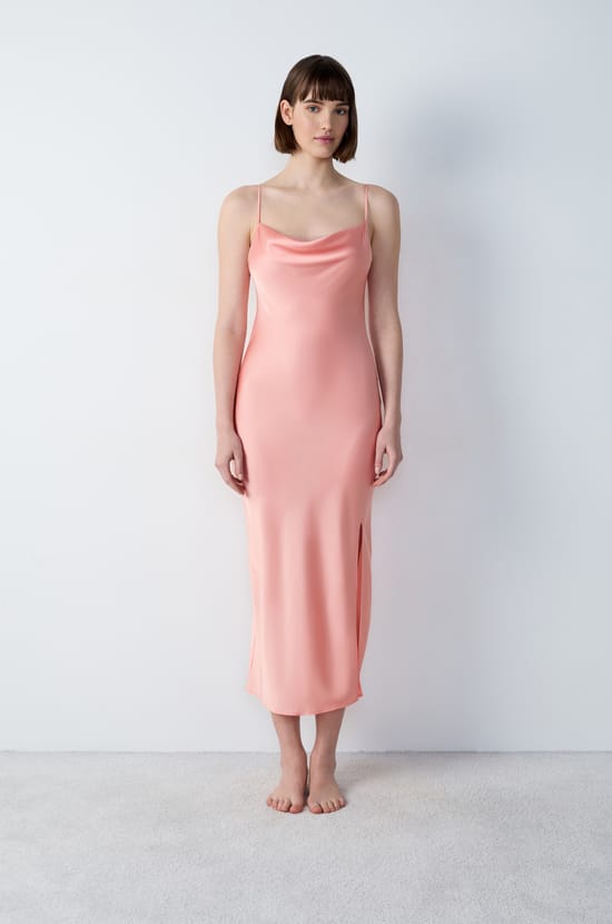 Nuisette longue satinée détails dentelle dos fente côté;${refinementColor}