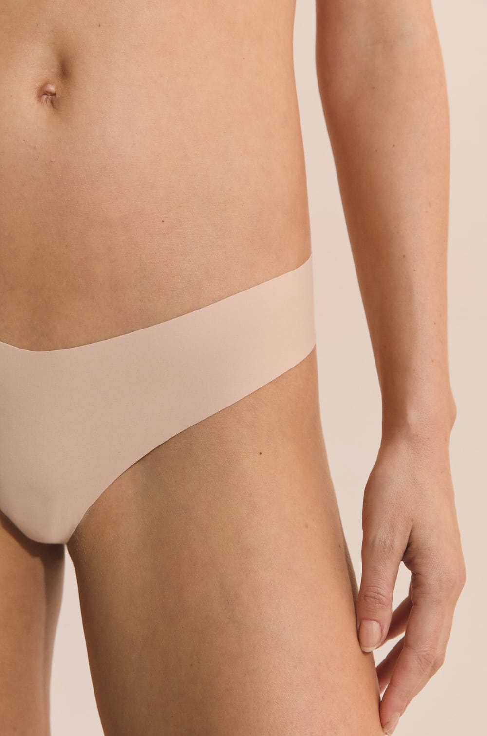 Tanga en microfibre;${refinementColor}