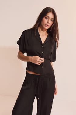 Camisa de manga corta satinada;${refinementColor}