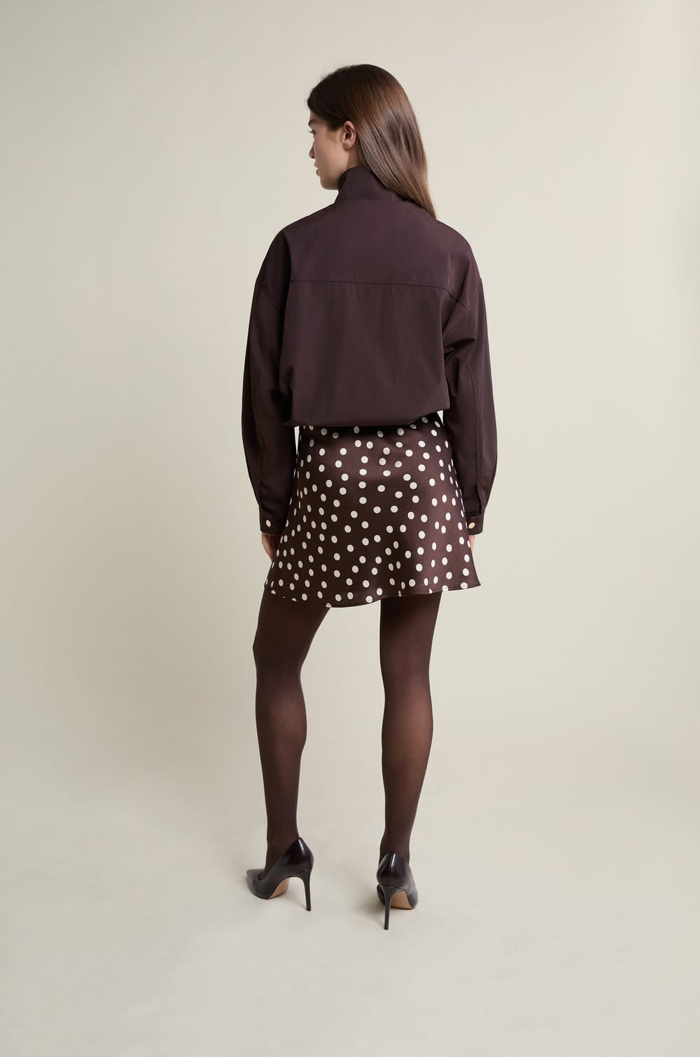 Jupe courte satin&eacute;e &agrave; pois;${refinementColor}