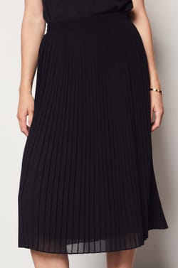 Long pleated skirt;${refinementColor}
