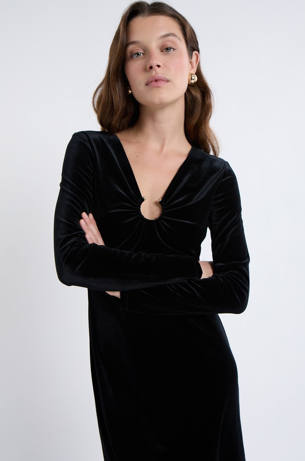 Robe à manches longues en velours avec détail anneaux;${refinementColor}