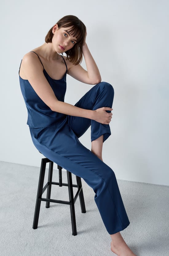 Pantalon de pyjama satiné coupe carotte;${refinementColor}