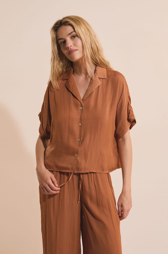 Chemise de pyjama manches courtes satin&eacute;e;${refinementColor}